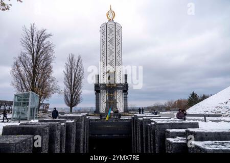 Kiew, Kiew-Stadt, Ukraine. November 2024. Holodomor-Opfer-Gedenkstätte, die vor dem Gebetsgottesdienst am Holodomor-Opfer-Gedenktag unter Beteiligung der Hierarchen der orthodoxen Kirche der Ukraine und der Ukrainischen Griechisch-Katholischen Kirche zu sehen war. Während des Holodomors verhungerten Millionen Ukrainer aufgrund einer von Menschen verursachten Hungersnot. Jeden 4. Samstag im November um 4 Uhr werden die Kerzen in der ganzen Ukraine angezündet. Quelle: ZUMA Press, Inc./Alamy Live News Stockfoto