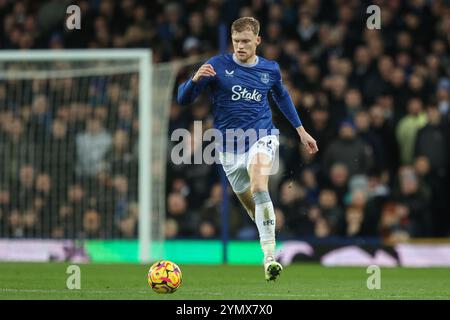 Liverpool, Großbritannien. November 2024. Jarrad Branthwaite aus Everton bricht mit dem Ball während des Premier League-Spiels Everton gegen Brentford im Goodison Park, Liverpool, Vereinigtes Königreich, 23. November 2024 (Foto: Alfie Cosgrove/News Images) in Liverpool, Vereinigtes Königreich am 23. November 2024. (Foto: Alfie Cosgrove/News Images/SIPA USA) Credit: SIPA USA/Alamy Live News Stockfoto