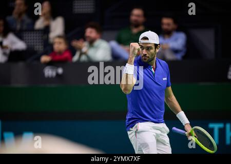 Malaga, Spanien. November 2024. Matteo Berrettini aus Italien im Kampf gegen Thanasi Kokkinakis aus Australien im Halbfinale Davis Cup Finale 8 Einzel Match 1 Martin Carpena Arena. (Foto: Vicente Vidal Fernandez/SIPA USA) Credit: SIPA USA/Alamy Live News Stockfoto