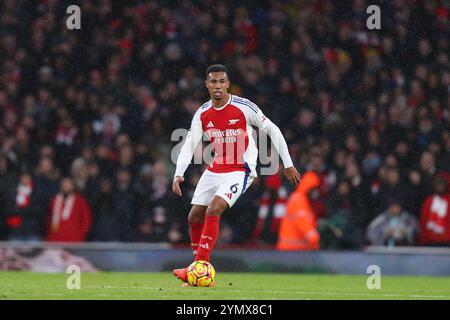 Emirates Stadium, London, Großbritannien. November 2024. Premier League Football, Arsenal gegen Nottingham Forest; Gabriel of Arsenal am Ball Credit: Action Plus Sports/Alamy Live News Stockfoto