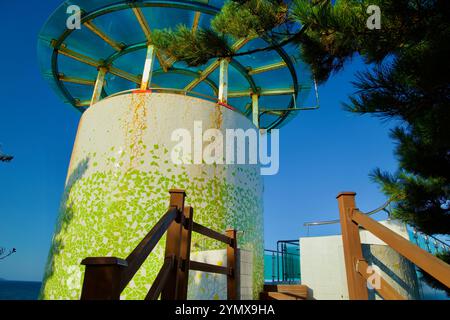 Yangyang County, Südkorea - 3. November 2024: Ein detaillierter Blick auf das Namae Port Skywalk Observatory mit farbenfrohen Mosaikfassaden Stockfoto