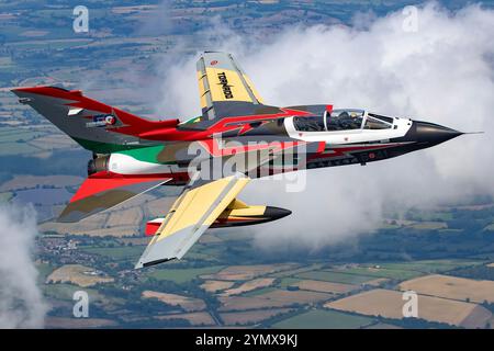 MM7067 / 6-41 Tornado IDS des 6° Stormo der italienischen Luftwaffe in einer Luft-Luft-Formation. Mit seiner auffälligen Lackierung zum 50. Jahrestag erinnert dieses Flugzeug an fünf Jahrzehnte der Tornado-Plattform. Fotografiert während der Royal International Air Tattoo (RIAT) am 18. Juli 2024 Stockfoto