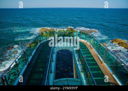 Yangyang County, Südkorea - 3. November 2024: Das Namae Port Skywalk Observatory verfügt über einen Glasbodensteg, der einen atemberaubenden Blick auf die bietet Stockfoto
