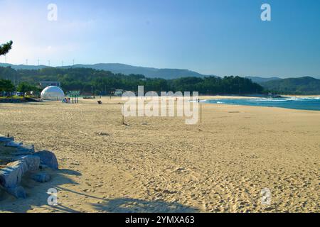 Yangyang County, Südkorea - 3. November 2024: Eine ruhige Szene am Namae Beach mit ausgedehnten Sandstränden, sanften Wellen und einer Kulisse von f Stockfoto