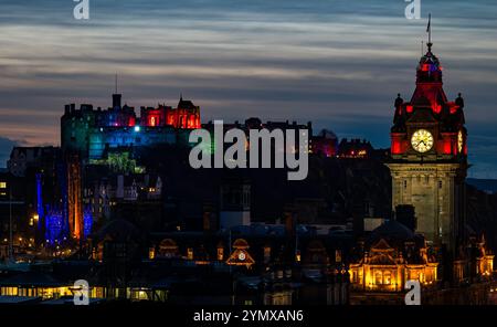 Blick über das Stadtzentrum bei Nacht mit Balmoral Uhrenturm und Edinburgh Castle beleuchtet, Edinburgh, Schottland, Großbritannien Stockfoto