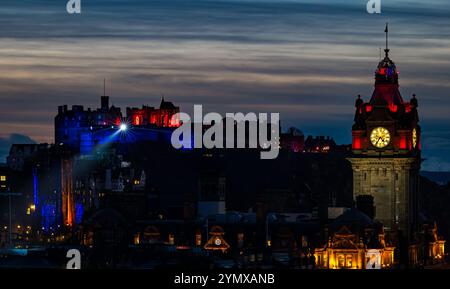 Blick über das Stadtzentrum bei Nacht mit Balmoral Uhrenturm und Edinburgh Castle beleuchtet, Edinburgh, Schottland, Großbritannien Stockfoto