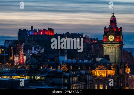 Blick über das Stadtzentrum bei Nacht mit Balmoral Uhrenturm und Edinburgh Castle beleuchtet, Edinburgh, Schottland, Großbritannien Stockfoto