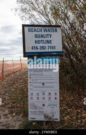 Hotline-Schild für Wasserqualität am Strand Bluffer's Park Beach in Scarborough, Toronto, Ontario, Kanada Stockfoto