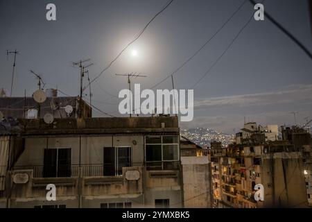 Libanon. Oktober 2024. Ein Supermond über Beirut. Israel führt eine intensive Luftkampagne gegen Ziele durch, die mit der Hisbollah in Verbindung stehen, wobei viele Streiks - wie der in Basta - auf Wohngebäude ohne Evakuierungswarnungen im Voraus treffen. Quelle: SOPA Images Limited/Alamy Live News Stockfoto