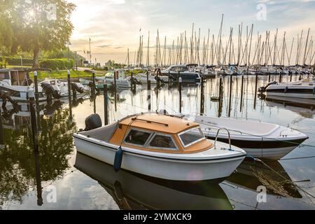 Boote in einem Jachthafen (Langballigau) bei Sonnenuntergang an der Ostsee in Norddeutschland Stockfoto