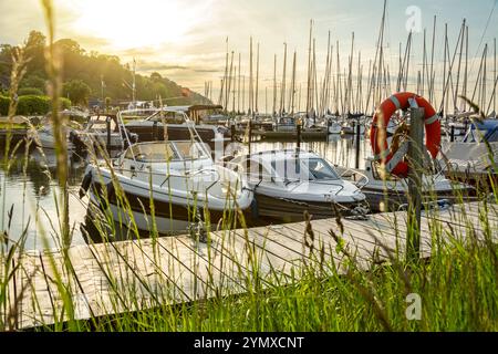 Sonnenuntergang über Pier und Marina in Langballigau an der Ostsee in Norddeutschland Stockfoto