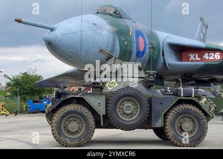 Historische, erhaltene Militärgeschichte wird ausgestellt. Ehemaliger Avro Vulcan Bomber XL426 der Royal Air Force und Panzerwagen der British Army Ferret Stockfoto