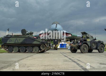 Historische, erhaltene Militärgeschichte wird ausgestellt. Ehemalige Royal Air Force Avro Vulcan Bomber XL426 und British Army FV103 und Ferret Rüstung Stockfoto