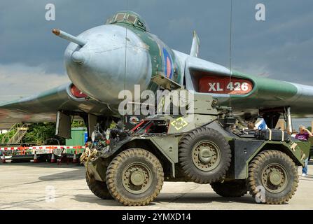 Historische, erhaltene Militärgeschichte wird ausgestellt. Ehemaliger Avro Vulcan Bomber XL426 der Royal Air Force und Panzerwagen der British Army Ferret Stockfoto