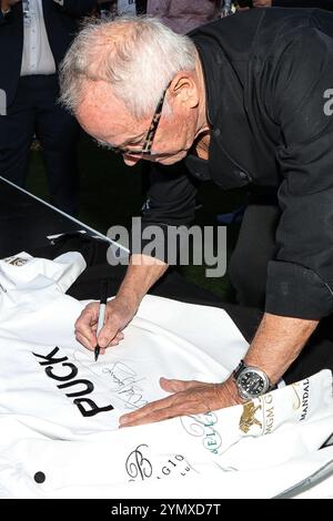 Las Vegas, NV, USA. November 2024. Küchenchef Wolfgang Puck signiert seine Jacke während des Bellagio Fountain Club in Las Vegas, NV. Christopher Trim/CSM/Alamy Live News Stockfoto