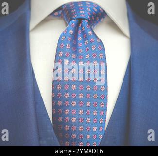 Detail Eines Mannes in Kleinem blauen Anzug und Krawatte Stockfoto