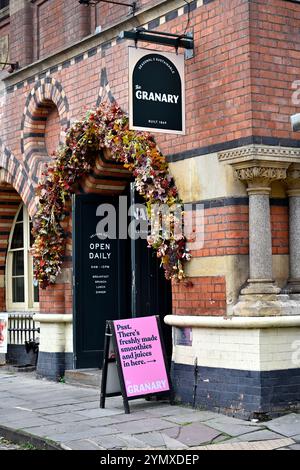 Das Granary Restaurant in einem denkmalgeschützten Gebäude auf der walisischen Rückseite, Bristol, Großbritannien. Erbaut 1869 im byzantinischen Bristol-Stil mit lokalen roten Cattybrook-Ziegeln Stockfoto