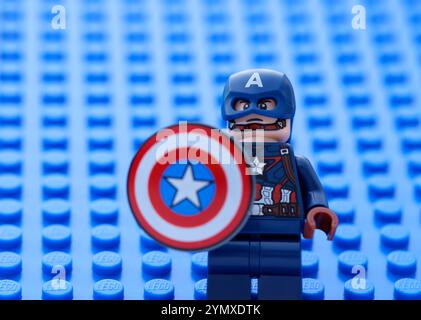 Tambow, Russische Föderation - 5. November 2024 Lego Captain America Minifigur mit einem Schild vor blauem Hintergrund Stockfoto