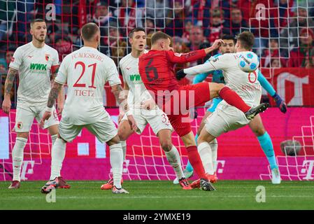 Joshua KIMMICH, FCB 6 tritt um den Ball, Tackling, Duell, Header, zweikampf, Aktion, Kampf gegen Elvis Rexhbecaj, FCA 8 Phillip Tietz, FCA 21 Keven Schlotterbeck, FCA 31 Jeffrey GOUWELEEUW, FCA 6 im Spiel FC BAYERN MÜNCHEN - FC AUGSBURG 3-0 am 22. November 2024 in München. Saison 2024/2025, 1.Bundesliga, FCB, München, Spieltag 11, 11.Spieltag Fotograf: Peter Schatz - DFL-VORSCHRIFTEN VERBIETEN JEDE VERWENDUNG VON FOTOGRAFIEN als BILDSEQUENZEN und/oder QUASI-VIDEO - Stockfoto