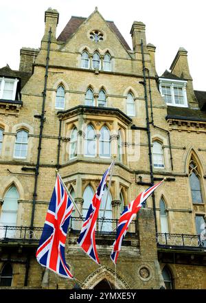 OXFORD, Großbritannien - 23. AUGUST 2017: Fassade mit Flaggen des Macdonald Randolph Hotel im viktorianischen gotischen Stil. Stockfoto