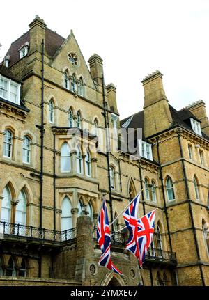 OXFORD, Großbritannien - 23. AUGUST 2017: Fassade mit Flaggen des Macdonald Randolph Hotel im viktorianischen gotischen Stil. Stockfoto
