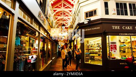 OXFORD, Großbritannien - 23. AUGUST 2017: Frauen betrachten Schaufenster der Cake Shop Bäckerei im historischen Oxford Covered Market. Stockfoto