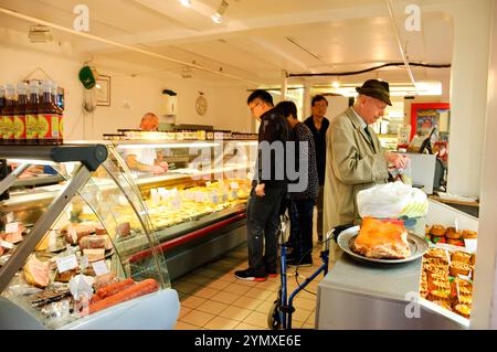 OXFORD, Großbritannien - 23. AUGUST 2017: Menschen kaufen Delikatessen im traditionellen Delikatessengeschäft des Historic Oxford Covered Market. Stockfoto