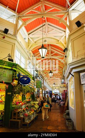 OXFORD, Großbritannien - 23. AUGUST 2017: Historischer Oxford Covered Market. Blumenladen und andere Geschäfte unter schöner Holzdecke. Stockfoto