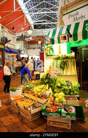 OXFORD, Großbritannien - 23. AUGUST 2017: Frauen kaufen frisches Gemüse auf dem Historic Oxford Covered Market mit seiner schönen Holzdecke. Stockfoto