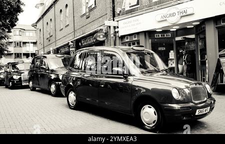 OXFORD, Großbritannien - 23. AUGUST 2017: Taxiwagen warten auf Kunden an einer Taxistation in der Innenstadt. Schwarzweißes historisches Foto. Stockfoto
