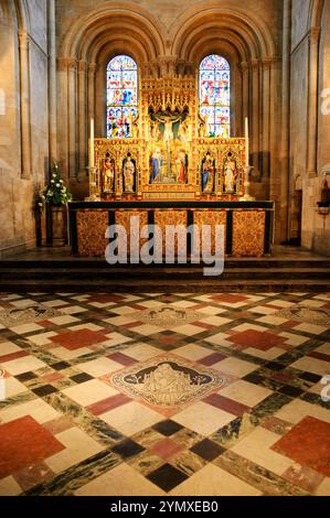 OXFORD, UK - 23. AUGUST 2017: Cathedral Interior in Christ Church College der University of Oxford in England. Altar und wunderschöner Marmorboden. Stockfoto