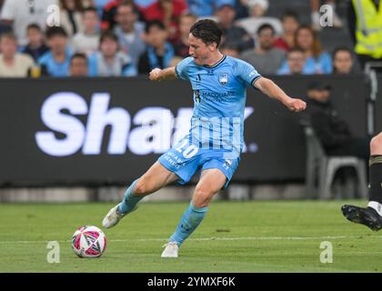 Paddington, Australien. November 2024. Joseph Lolley vom Sydney FC wurde während des fünften Runde-Spiels der Isuzu UTE A-League 2024-25 zwischen Sydney FC und Western Sydney Wanderers FC im Allianz Stadium in Aktion genommen. Endpunktzahl Sydney FC 4:2 Western Sydney Wanderers. Quelle: SOPA Images Limited/Alamy Live News Stockfoto