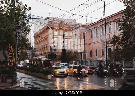 Athen, Griechenland - 26. November 2021: Blick von den zentralen Straßen von Athen, der griechischen Hauptstadt. Stockfoto