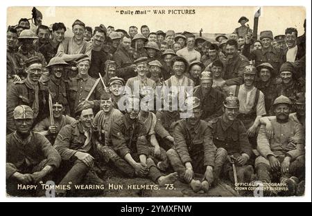 Original WW1 Era Daily Mail veröffentlichte Kriegsbilder Postkarte von Happy Tommies mit Hun Helmen Nr. 73. Ich versuche, die öffentliche Moral mit einem positiven Bild des Krieges aufrecht zu erhalten. Helmtrophäen waren häufig in The Big Push (The Battle of the Somme), gestempelt / datiert vom 12. April 1917. Stockfoto