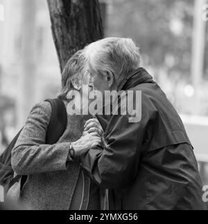 Einfarbiges Porträt eines alten Paares, das sich umschließt Stockfoto