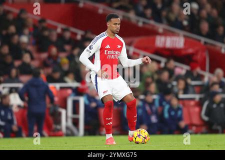 Emirates Stadium, London, Großbritannien. November 2024. Premier League Football, Arsenal gegen Nottingham Forest; Gabriel of Arsenal am Ball Credit: Action Plus Sports/Alamy Live News Stockfoto