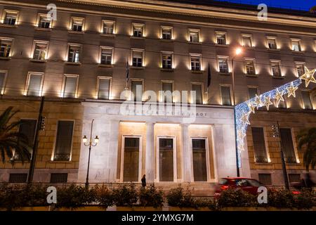 Athen, Griechenland - 26. November 2021: Außenansicht vom Hauptsitz der griechischen Nationalbank Ethniki Trapeza. Stockfoto