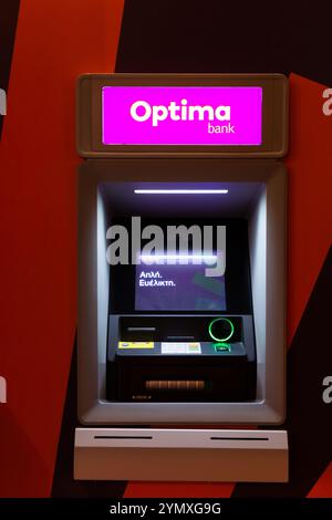 Athen, Griechenland - 26. November 2021: Geldautomat der Optima Bank in Athen, Griechenland. Stockfoto