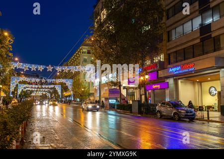 Athen, Griechenland - 26. November 2021: Autos im Nachtverkehr im Zentrum von Athen, der Hauptstadt Griechenlands. Stockfoto