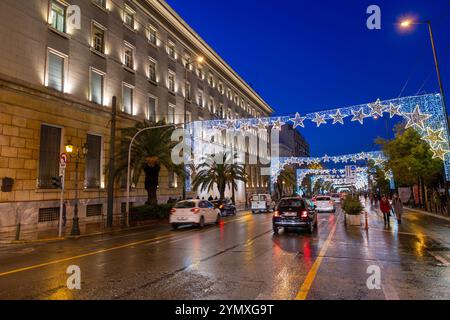 Athen, Griechenland - 26. November 2021: Autos im Nachtverkehr im Zentrum von Athen, der Hauptstadt Griechenlands. Stockfoto