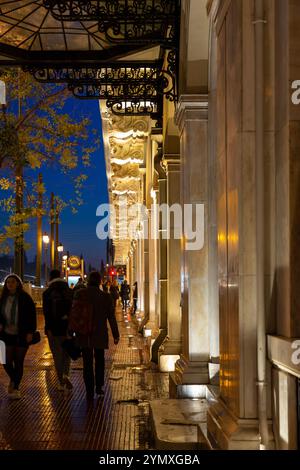 Athen, Griechenland - 24. November 2021: Weihnachtsdekorationen auf dem Syntagma-Platz, dem Zentrum von Athen, der griechischen Hauptstadt. Stockfoto