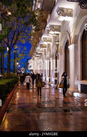 Athen, Griechenland - 24. November 2021: Weihnachtsdekorationen auf dem Syntagma-Platz, dem Zentrum von Athen, der griechischen Hauptstadt. Stockfoto