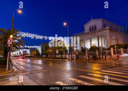 Athen, Griechenland - 26. November 2021: Autos im Nachtverkehr im Zentrum von Athen, der Hauptstadt Griechenlands. Stockfoto