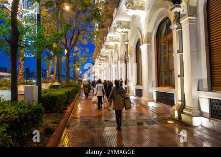 Athen, Griechenland - 24. November 2021: Weihnachtsdekorationen auf dem Syntagma-Platz, dem Zentrum von Athen, der griechischen Hauptstadt. Stockfoto