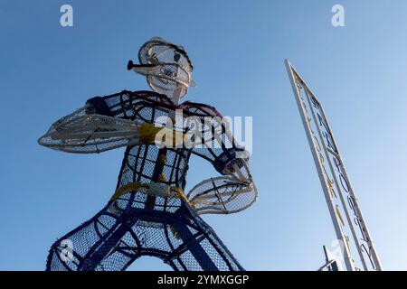 Straßenkunst in Form einer Person in der kleinen Küstenstadt Portopalo di Capo Passero in Südostsizilien, Italien. Foto: Sam Mellish Stockfoto