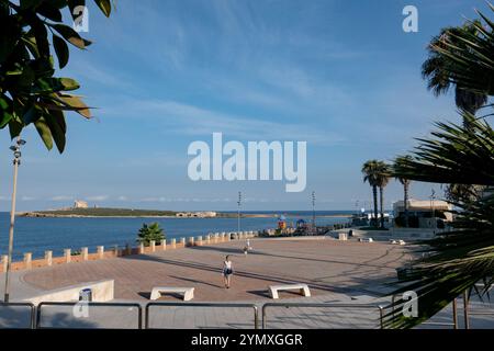 Die kleine Küstenstadt Portopalo di Capo Passero mit der Insel Capopassero in der Ferne in Südostsizilien, Italien. Foto: Sam Mellish Stockfoto