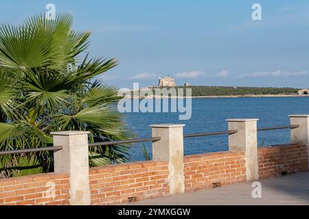 Blick auf die Insel Capopassero von der kleinen Küstenstadt Portopalo di Capo Passero in Südostsizilien, Italien. Foto: Sam Mellish Stockfoto