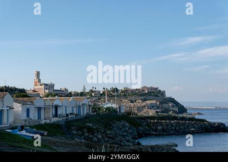 Blick auf das Luxushotel Castello Tafuriin, die kleine Küstenstadt Portopalo di Capo Passero in Südostsizilien, Italien. Foto: Sam Mellish Stockfoto