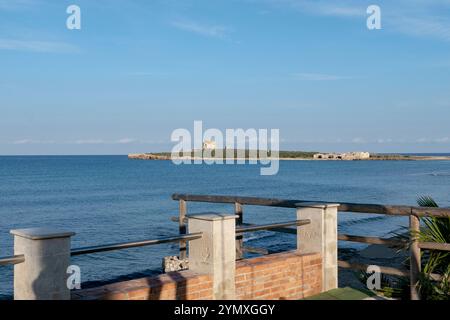 Blick auf die Insel Capopassero von der kleinen Küstenstadt Portopalo di Capo Passero in Südostsizilien, Italien. Foto: Sam Mellish Stockfoto