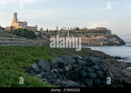 Blick auf das Luxushotel Castello Tafuriin, die kleine Küstenstadt Portopalo di Capo Passero in Südostsizilien, Italien. Foto: Sam Mellish Stockfoto